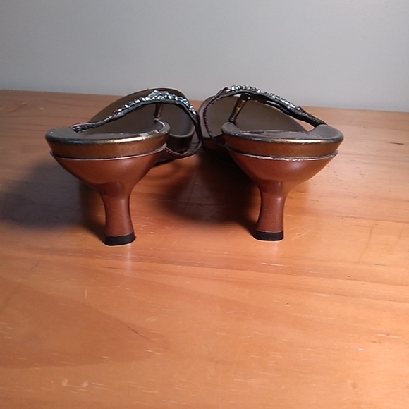Kenneth Cole Reaction Womans Kitten Heel 2 " Bronze Rhinestone Sandals SZ 6 - Picture 5 of 9